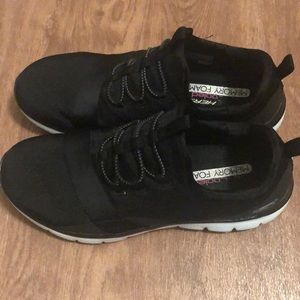 Black Skechers tennis shoes 👟 *MEMORY FOAM*